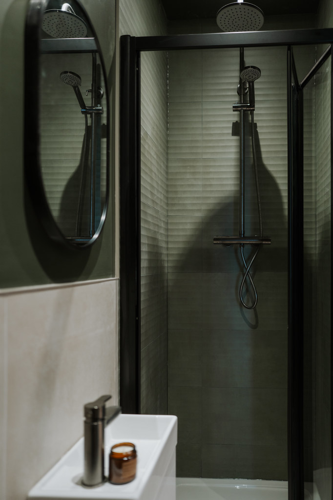Compact shower enclosure with dark fittings